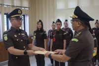 Kasi Intel Kejaksaan Negeri Karimun, Rezi Dharmawan menyerahkan jabatannya kepada Herlambang Adhi Nugroho pada, Kamis (9/1/2025) | Foto: Ami