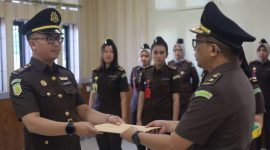 Kasi Intel Kejaksaan Negeri Karimun, Rezi Dharmawan menyerahkan jabatannya kepada Herlambang Adhi Nugroho pada, Kamis (9/1/2025) | Foto: Ami