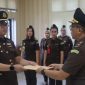 Kasi Intel Kejaksaan Negeri Karimun, Rezi Dharmawan menyerahkan jabatannya kepada Herlambang Adhi Nugroho pada, Kamis (9/1/2025) | Foto: Ami