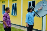 Diskominfo Lingga Monitoring Instalasi Akses Internet BAKTI di Dua Desa (Foto : Zonamu/Diskominfo)