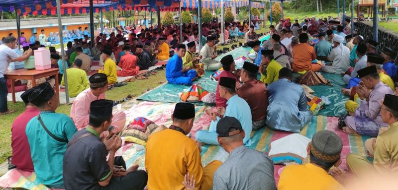 Singkep Barat Makan Talam Sehidang Bersama Masyarakat (Foto : Zonamu/Taupik)
