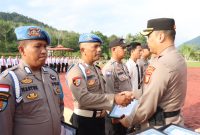 Kapolres Lingga saat memberikan penghargaan kepada para personil berprestasi (Foto : Zonamu/Suji)