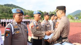 Kapolres Lingga saat memberikan penghargaan kepada para personil berprestasi (Foto : Zonamu/Suji)