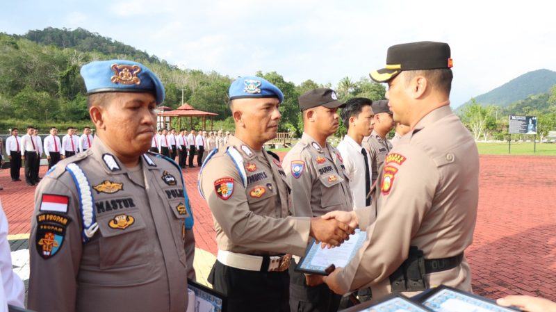 Kapolres Lingga saat memberikan penghargaan kepada para personil berprestasi (Foto : Zonamu/Suji)