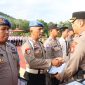 Kapolres Lingga saat memberikan penghargaan kepada para personil berprestasi (Foto : Zonamu/Suji)