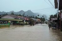 Banjir Rob dan Hujan Lebat Rendam Rumah Warga Di Lingga (Foto : Zonam/Ist)