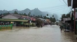 Banjir Rob dan Hujan Lebat Rendam Rumah Warga Di Lingga (Foto : Zonam/Ist)