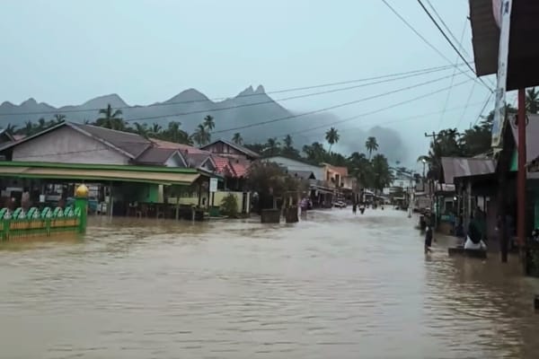 Banjir Rob dan Hujan Lebat Rendam Rumah Warga Di Lingga (Foto : Zonam/Ist)