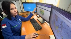 Forcaster BMKG Dabo Singkep saat menjelaskan terkait cuaca di Lingga (Foto : Zonamu/Wandi)