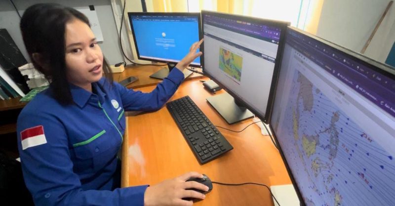 Forcaster BMKG Dabo Singkep saat menjelaskan terkait cuaca di Lingga (Foto : Zonamu/Wandi)