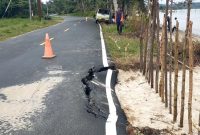 Potret Jalan Rusak di Jalan Desa Lanjut yang amblaa akibat abrasi pantai (Foto : Zonamu/Paino)