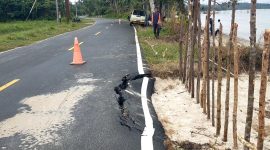 Potret Jalan Rusak di Jalan Desa Lanjut yang amblaa akibat abrasi pantai (Foto : Zonamu/Paino)