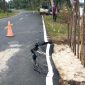 Potret Jalan Rusak di Jalan Desa Lanjut yang amblaa akibat abrasi pantai (Foto : Zonamu/Paino)