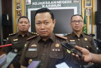 Kepala Kejaksaan Negeri Karimun, Priyambudi didampingi Kasi Intelijen, Herlambang dan Kasi Pidsus, Priandi Firdaus | Foto: Nichita