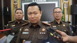 Kepala Kejaksaan Negeri Karimun, Priyambudi didampingi Kasi Intelijen, Herlambang dan Kasi Pidsus, Priandi Firdaus | Foto: Nichita