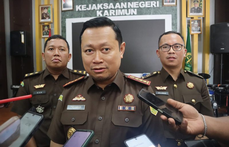 Kepala Kejaksaan Negeri Karimun, Priyambudi didampingi Kasi Intelijen, Herlambang dan Kasi Pidsus, Priandi Firdaus | Foto: Nichita
