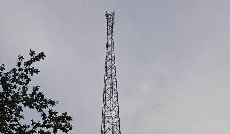 Salah satu tower di Tebing Desa Teluk, Lingga Timur (Foto : Zonamu/Anton)