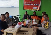 Kepala BPBD Lingga bersama pihak terkait saat berada di posko SAR (Foto : Zonamu/Okta)