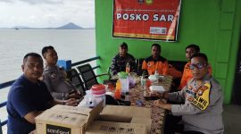 Kepala BPBD Lingga bersama pihak terkait saat berada di posko SAR (Foto : Zonamu/Okta)
