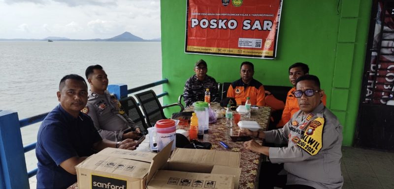 Kepala BPBD Lingga bersama pihak terkait saat berada di posko SAR (Foto : Zonamu/Okta)