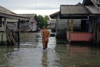 Lurah Dabo Lama Harie Kurniawan saat memantau banjir di RW 09, (Foto : Zonamu/Harie)