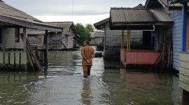 Lurah Dabo Lama Harie Kurniawan saat memantau banjir di RW 09, (Foto : Zonamu/Harie)
