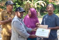 Kepala BPBD Lingga saat menyerahkan bantuan korban kebkaran, (Foto : Zonamu/Ekcy)