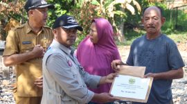 Kepala BPBD Lingga saat menyerahkan bantuan korban kebkaran, (Foto : Zonamu/Ekcy)