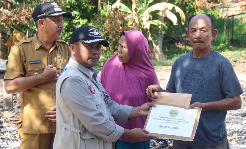 Kepala BPBD Lingga saat menyerahkan bantuan korban kebkaran, (Foto : Zonamu/Ekcy)