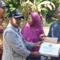 Kepala BPBD Lingga saat menyerahkan bantuan korban kebkaran, (Foto : Zonamu/Ekcy)