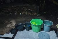 Warga Pasir Kuning saat menampung air hujan di akibatkan air tidak jalan (Foto : Zonamu/Imam)