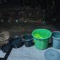 Warga Pasir Kuning saat menampung air hujan di akibatkan air tidak jalan (Foto : Zonamu/Imam)