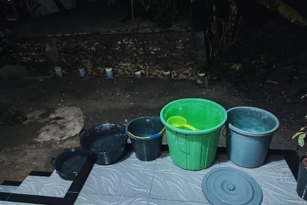 Warga Pasir Kuning saat menampung air hujan di akibatkan air tidak jalan (Foto : Zonamu/Imam)