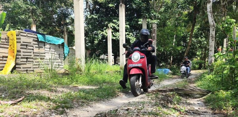 Potret Kondisi jalan di Bukit Kabung Sungai Lumpur yang perlu perhatian (Foto : Zonamu/Ismail)