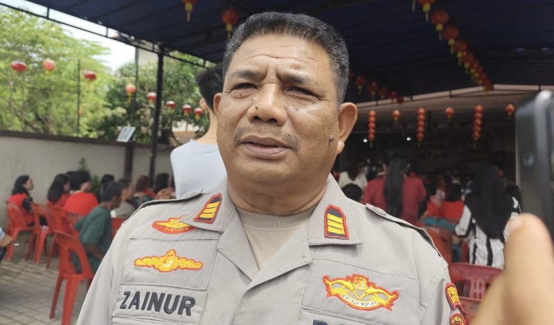 Kapolsek Dabo Singkep AKP Zainur saat diwawancarai (Foto : Zonamu/Ismail)
