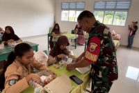 Kodim 0315/TPI Beri Makan Bergizi Gratis Ke SDN 010 Singkep (Foto : Zonamu/Wandi)