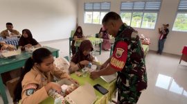 Kodim 0315/TPI Beri Makan Bergizi Gratis Ke SDN 010 Singkep (Foto : Zonamu/Wandi)