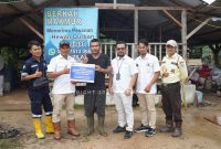 PT Timah berikan bantuan pengembangan kandang ternak Kambing ke Kelompok Tani Berkah Makmur, Desa Sekar Biru, Parit Tiga | Foto: Zonamu/Humas PT Timah