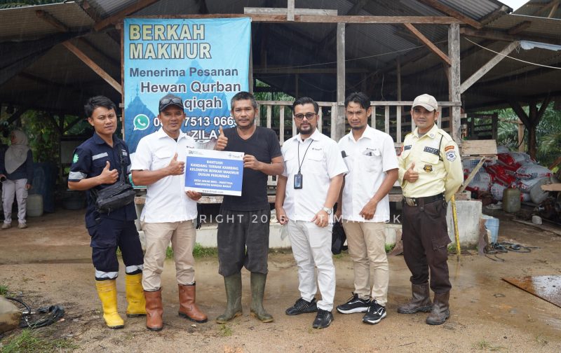 PT Timah berikan bantuan pengembangan kandang ternak Kambing ke Kelompok Tani Berkah Makmur, Desa Sekar Biru, Parit Tiga | Foto: Zonamu/Humas PT Timah