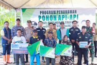 PT Timah berikan bantuan BPJS Ketenagakerjaan bagi nelayan dan kelompok tani di Kecamatan Rangsang, Kabupaten Meranti | Foto: Zonamu/Humas PT Timah