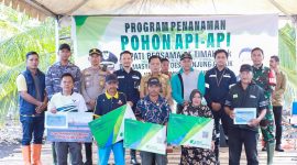 PT Timah berikan bantuan BPJS Ketenagakerjaan bagi nelayan dan kelompok tani di Kecamatan Rangsang, Kabupaten Meranti | Foto: Zonamu/Humas PT Timah