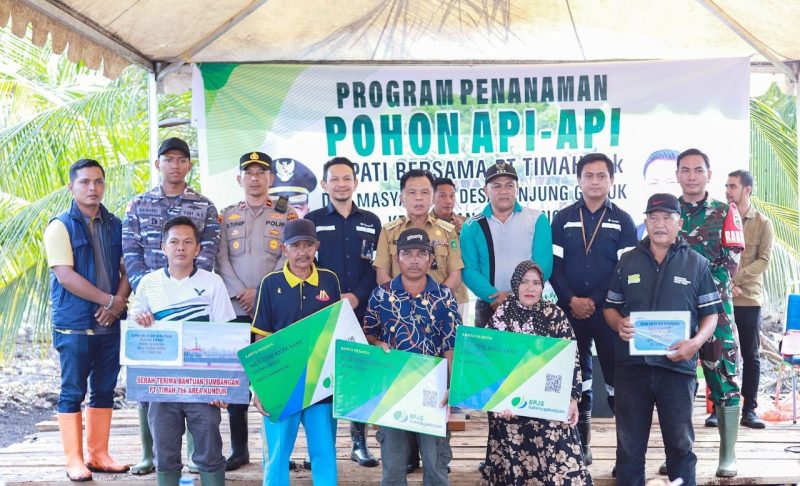PT Timah berikan bantuan BPJS Ketenagakerjaan bagi nelayan dan kelompok tani di Kecamatan Rangsang, Kabupaten Meranti | Foto: Zonamu/Humas PT Timah