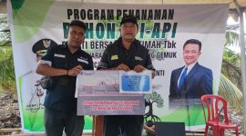 PT Timah serahkan bantuan untuk percepatan pembangunan dua Masjid di Kecamatan Rangsang, Kabupaten Meranti | Foto: Zonamu/Humas PT Timah