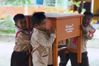 Siswa SD merasa bahagia menerima bantuan meja belajar dari PT Timah Tbk | Foto: Zonamu/Humas PT Timah