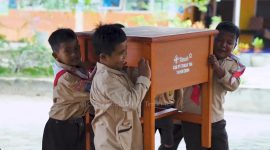 Siswa SD merasa bahagia menerima bantuan meja belajar dari PT Timah Tbk | Foto: Zonamu/Humas PT Timah