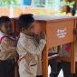 Siswa SD merasa bahagia menerima bantuan meja belajar dari PT Timah Tbk | Foto: Zonamu/Humas PT Timah