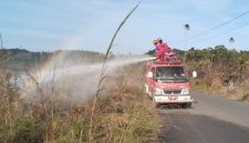 Mobil damkar satu-satunya yang digunakan | Foto : Zonamu/Wandi 