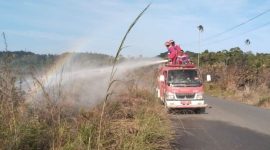 Mobil damkar satu-satunya yang digunakan | Foto : Zonamu/Wandi 