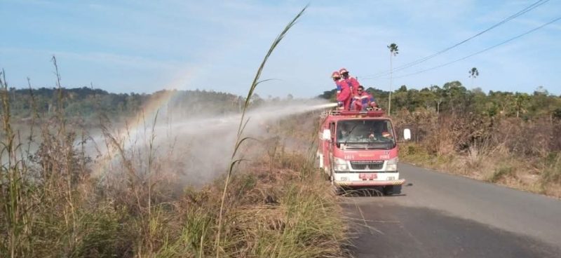 Mobil damkar satu-satunya yang digunakan | Foto : Zonamu/Wandi 
