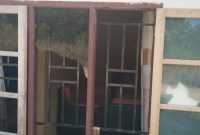Kondisi kantor desa posek yang dirusak ODGJ (Foto : Zonamu/Azman)